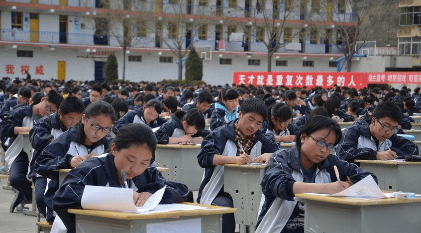 Ujian Masuk Perguruan Tinggi di Cina Jauh Lebih Sulit dan Menyeramkan Daripada di Indonesia