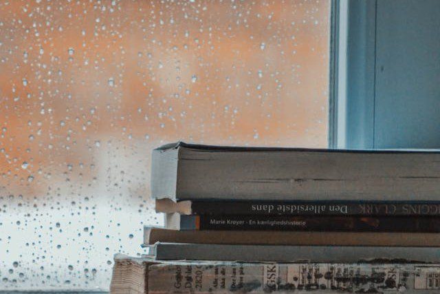 4 Novel yang Cocok Ketika Langit Mendung dan Berderai Hujan