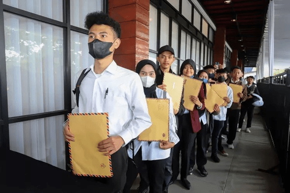 Antrean orang mencari pekerjaan. (Sumber: inilah.com)